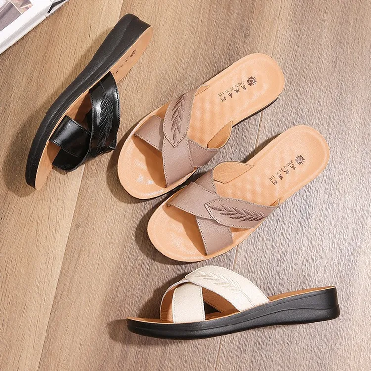 妈妈拖鞋女夏季外穿真皮软底中年凉鞋平底防滑中老年人凉拖鞋大码