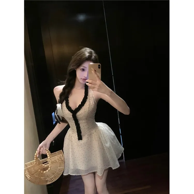 法式波点露背挂脖连衣裙女夏季撞色修身雪纺裙子纯欲收腰蓬蓬短裙