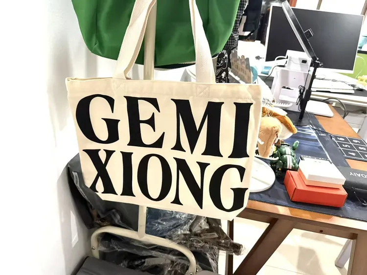 白色字母帆布包敞口拉链竖款单肩包环保手拎包赠关东煮随机挂件*1