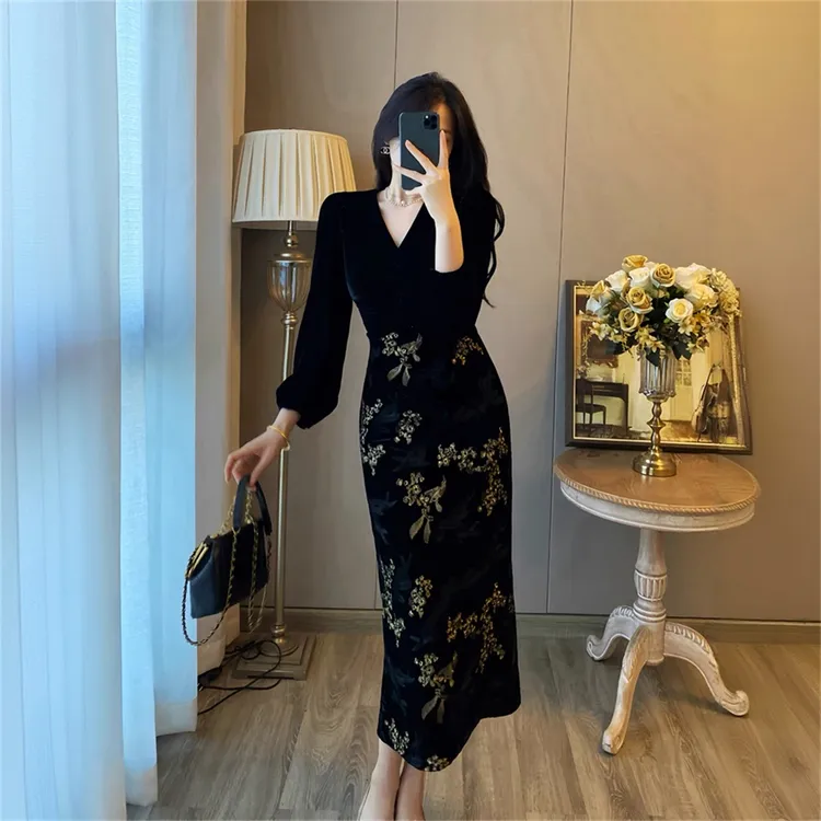 显瘦法式V领复古丝绒连衣裙包臀长裙秋冬新款气质收腰新中式