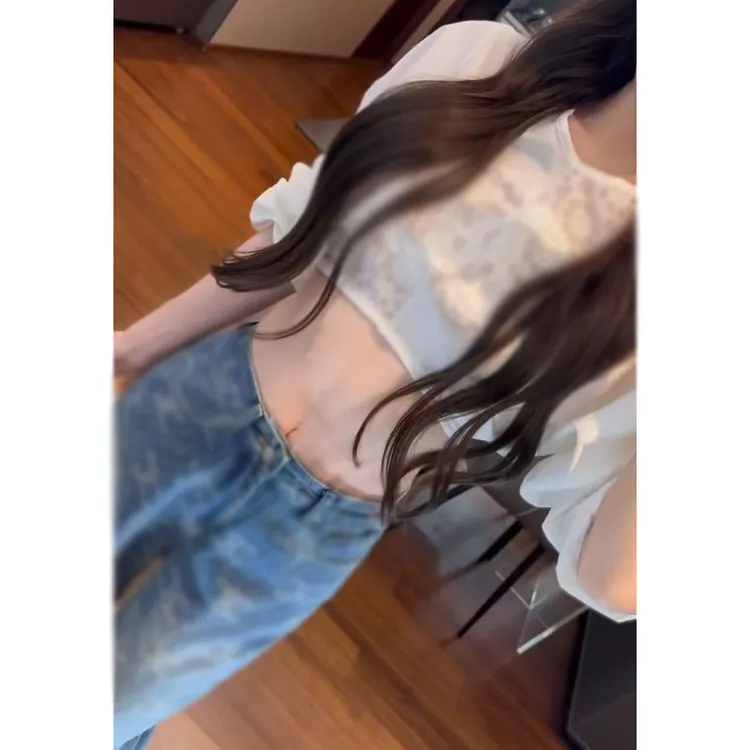 2025年夏季新款ins气质法式小香风镂空短上衣女配高腰直筒牛仔裤