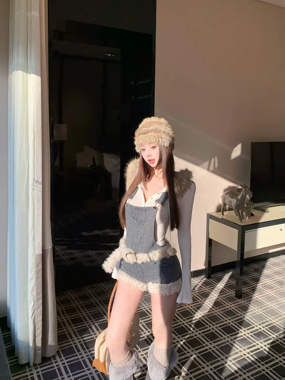 冬日辣妹 毛领连帽辣妹性感纯欲微透内搭上衣+重工毛毛拼接背带裤