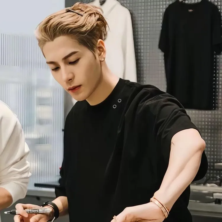 重磅TEAM WANG 王嘉尔同款CHOICES金属短袖男女短袖T恤圆领上衣黑