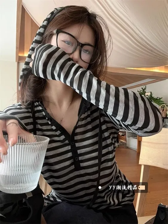 撞色条纹连帽长袖T恤女秋季2025新款慵懒风简约时尚百搭显瘦上衣