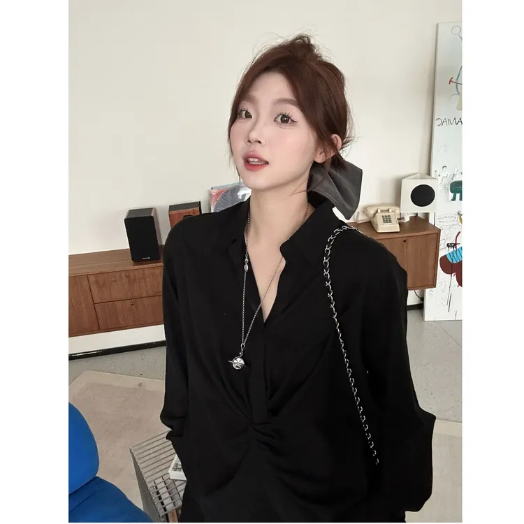 晶咕晶咕【月光恋曲】法式V领缎面感扭结polo领长袖慵懒感衬衫上