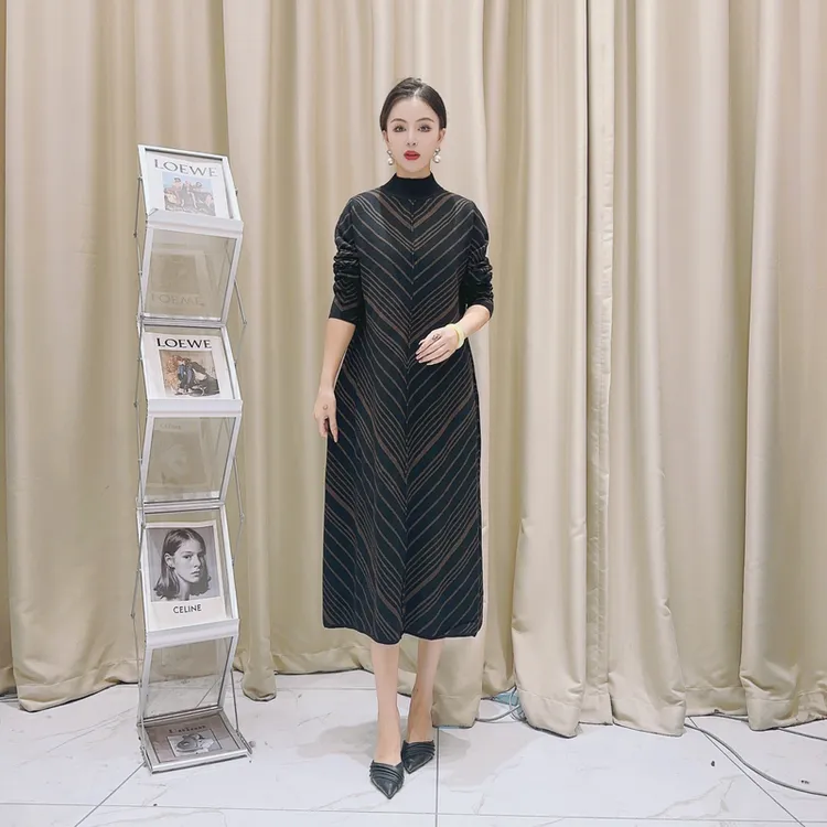 5790特种纱斜条气质设计师秋冬长款提花轻奢针织连衣裙休闲时尚