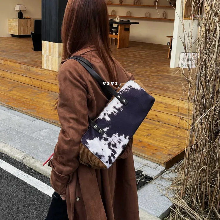 秋冬新款慵懒风奶牛纹法棍包复古灯芯绒暖棕色女士包包36*15*16