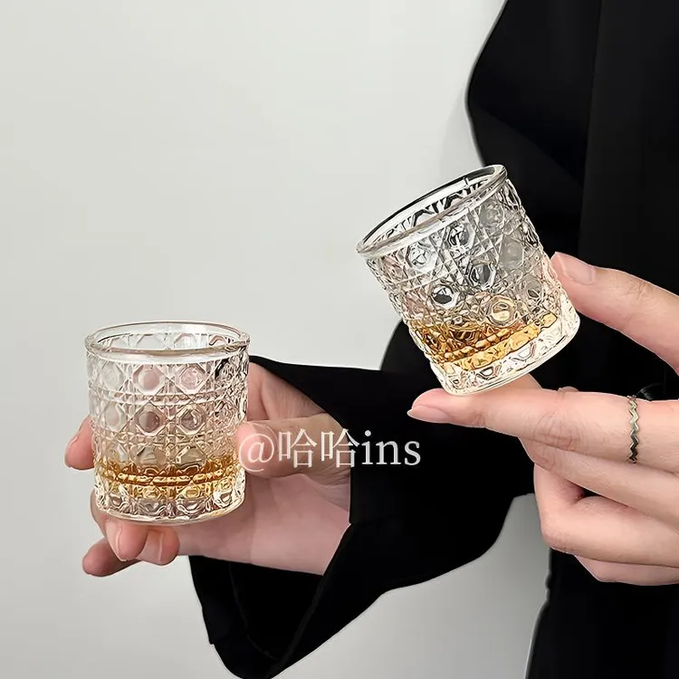 新款宝石纹轻奢一口杯烈酒杯迷你小酒杯浮雕加厚玻璃白酒杯子套装