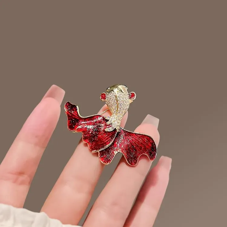 锌合金莫桑石胸针 高端红色金鱼胸针女高级感好运锦鲤胸花百搭配