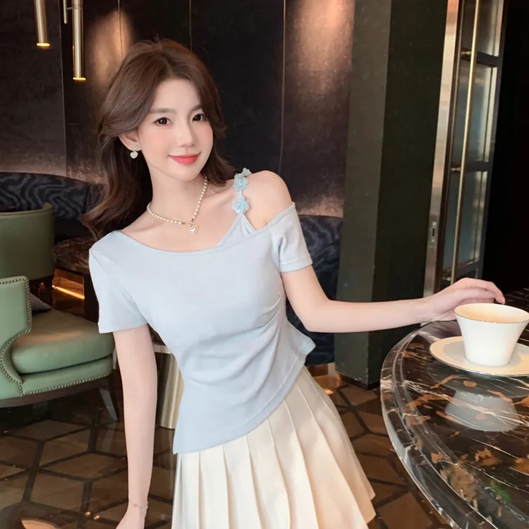 纯欲性感露肩短袖T恤女2025夏季新款甜辣妹斜肩修身独特绝美上衣