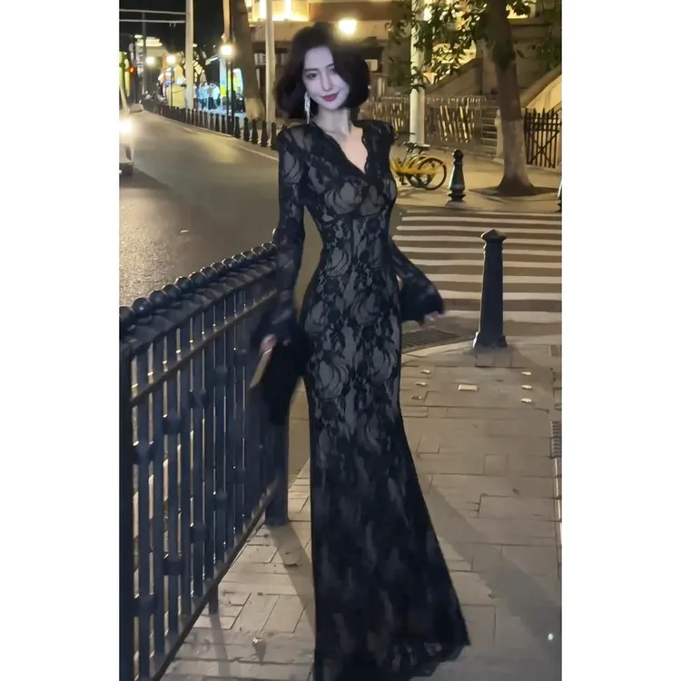 黑色蕾丝连衣裙2025秋季气质名媛高级感大方得体绝美漂亮修身裙子