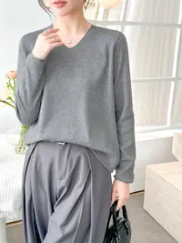 美丽姐的V领极简风毛衣8322