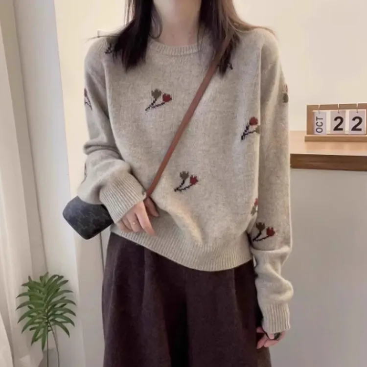 简约气质温柔风时尚圆领针织衫女秋冬新款设计感别致减龄显瘦毛衣