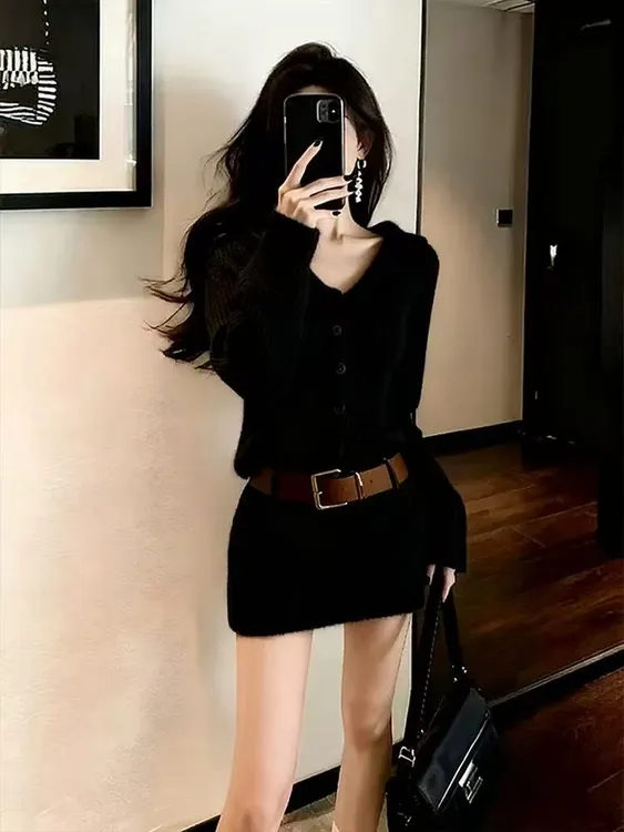 Y256慵懒风黑色针织包臀连衣裙女秋冬新款小个子气质收腰毛衣短裙