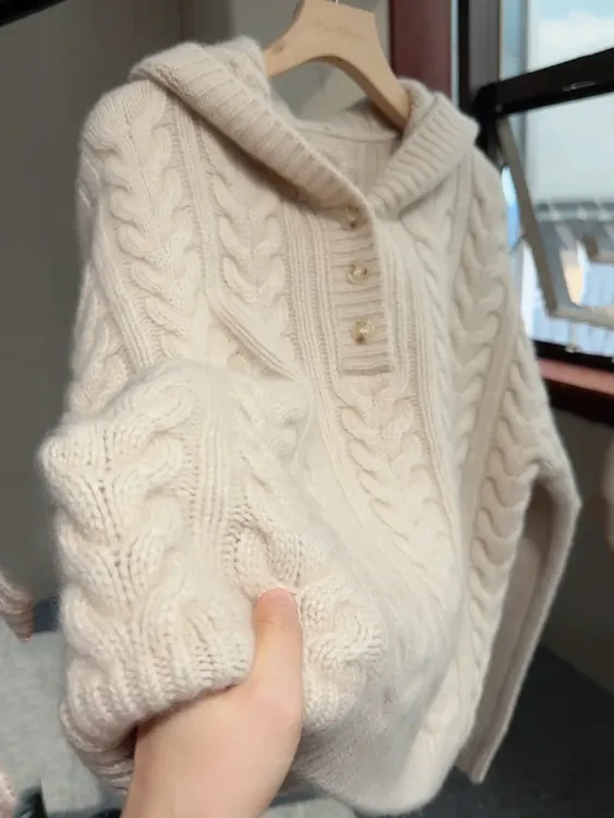 长袖连帽米色针织上衣女2025冬保暖宽松舒适休闲百搭通勤简约毛衣