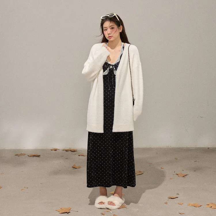 张大人【法式黎香】大码女装微胖妹妹米白软糯毛绒衫搭波点丝绒长裙