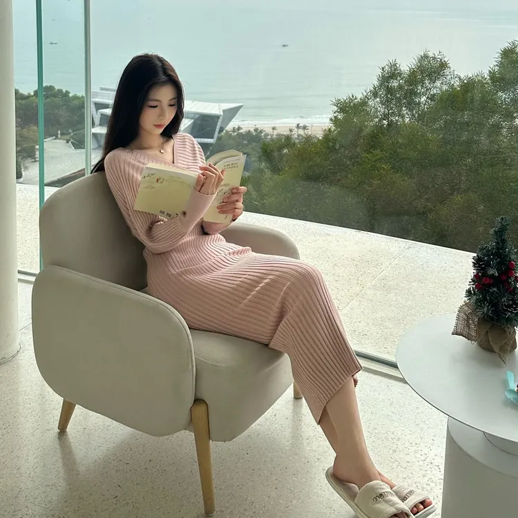 秋冬季新款小众御姐气质交叉v领针织连衣裙女秋冬粉色包臀裙长裙