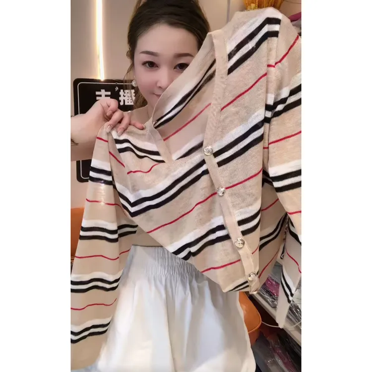 今年流行穿搭2025夏季新款温柔风条纹排扣防晒毛针织衫休闲上衣