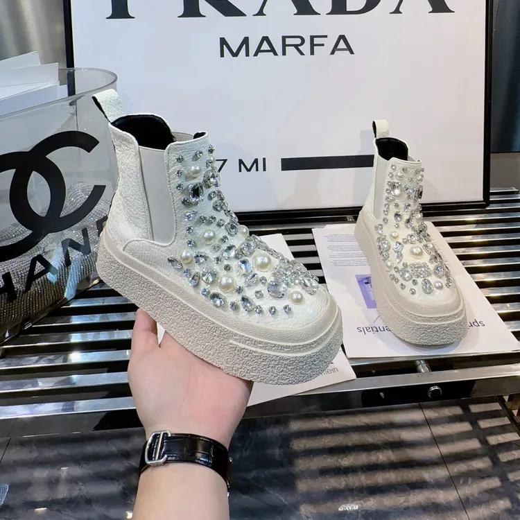 A.M艾墨儿女款满工水钻秋冬款平底方头款高帮时装板鞋