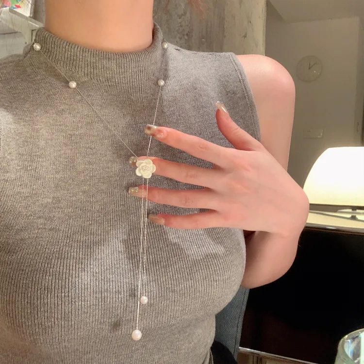 铜合金仿珍珠项链 秋冬气质可抽拉山茶花朵珍珠毛衣链女两戴项链