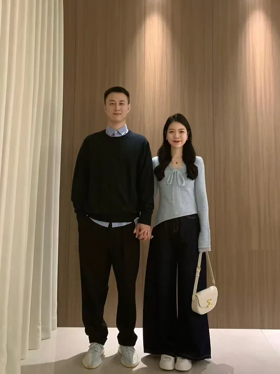 2025早秋新款蓝色蕾丝v领长袖针织衫法式独特绝美上衣百搭牛仔裤