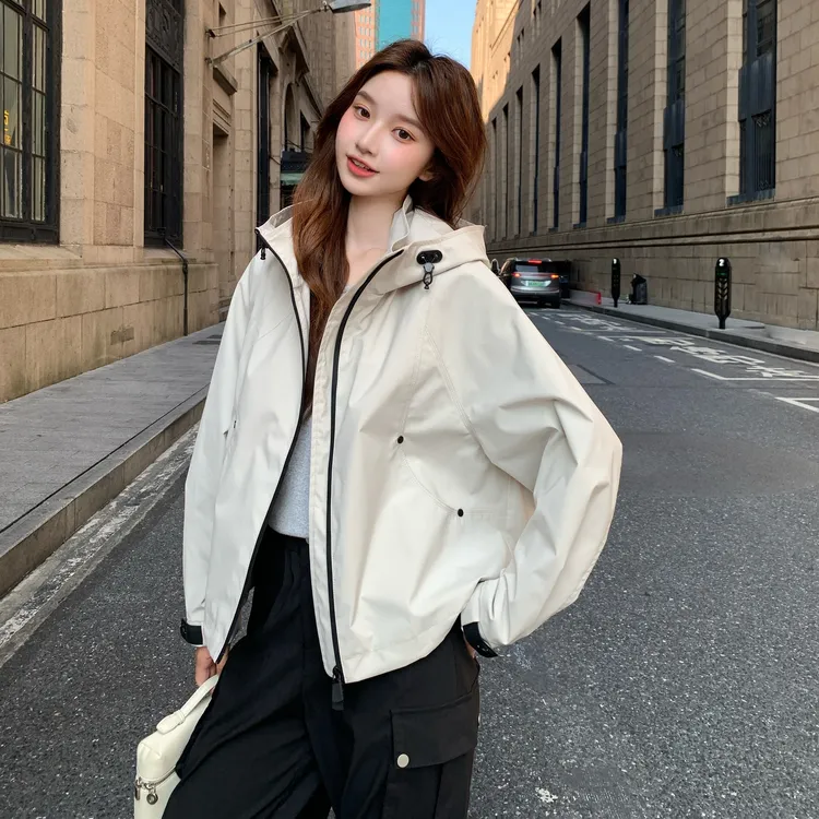 米白色冲锋衣外套女春秋2025新款韩版宽松显瘦小个子休闲连帽夹克