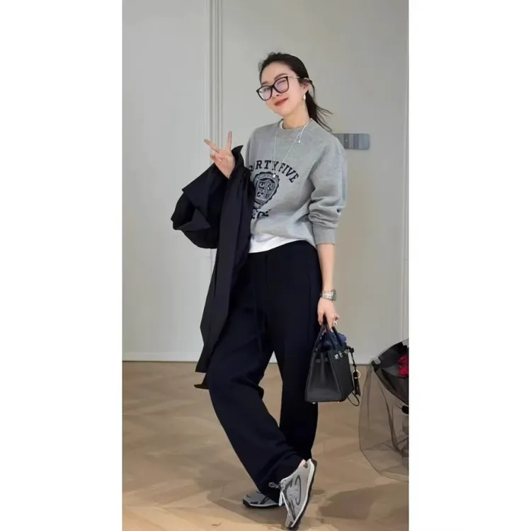 芯娇晴灰色印花圆领卫衣女2025年新款韩系chic感别致休闲慵懒上衣