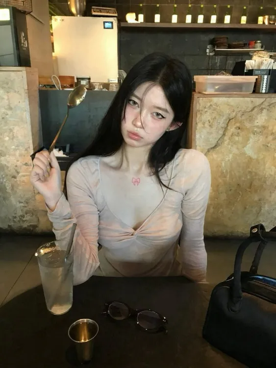 甜辣妹扭结V领扭结设计感长袖T恤女早秋季新款修身打底外穿上衣潮