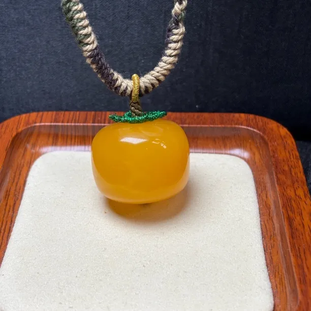 焦皮料蜜蜡吊坠，时尚百搭，尺寸28.9*22
