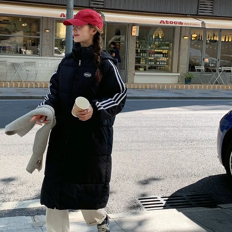 2025冬季韩版长款宽松加厚保暖棉服情侣三条杠百搭过膝连帽外套