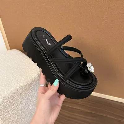 时尚配裙子水钻凉鞋女夏季外穿2024新款网红松糕底增高套趾人字拖