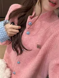 韩版减龄彩色纽扣草莓刺绣针织开衫女秋冬款圆领百搭毛衣外套上衣