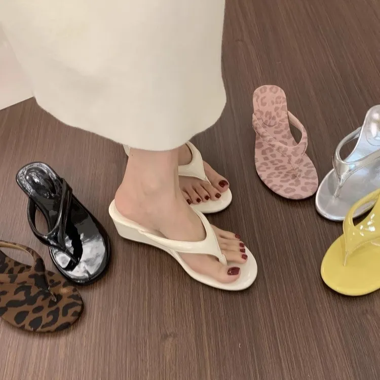 UHCK法式绝美粉色豹纹坡跟夹趾人字拖鞋女夏外穿2025新款仙女高跟