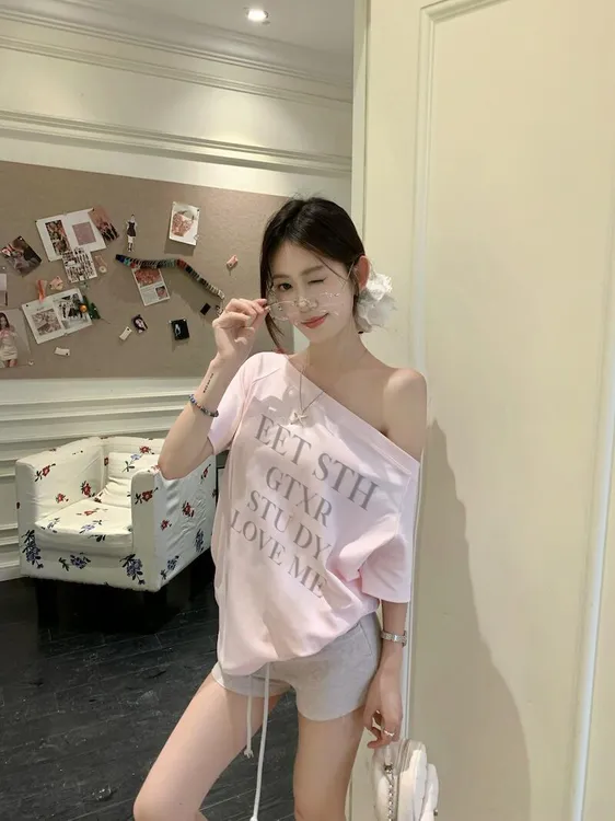 WRXS 韩系粉色斜肩字母印花短袖T恤女减龄百搭显瘦休闲一字肩上衣