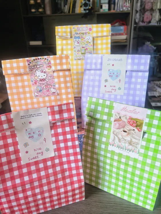 NM【到手100个】23*15*8加厚款多色格子牛皮纸袋子学生文具套装