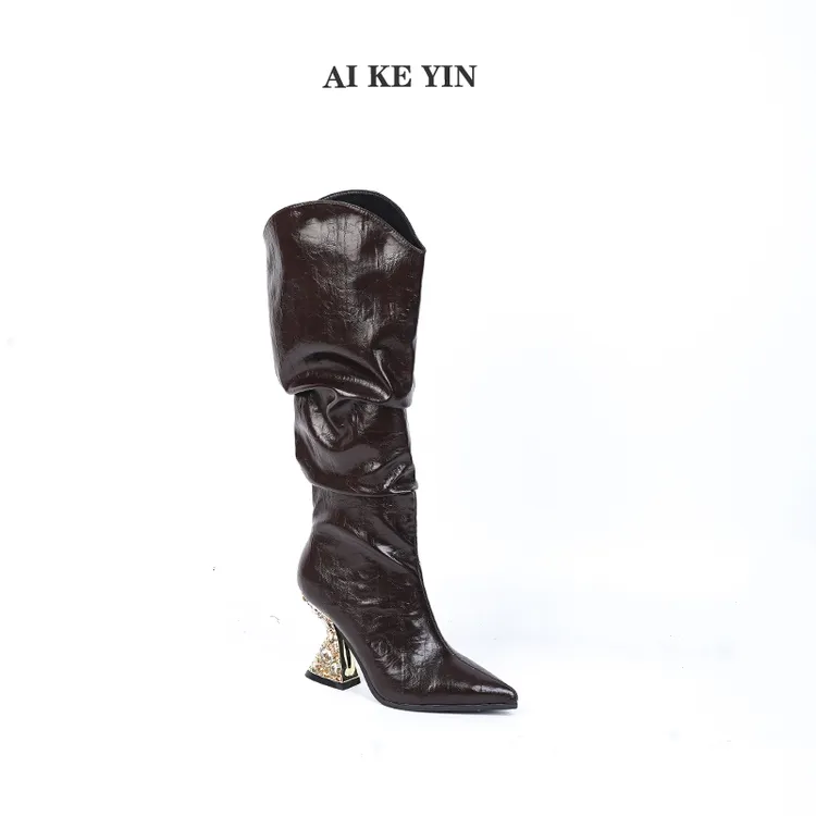 【艾珂茵】秋冬新款尖头v型口坡跟镶钻薄绒时装长筒靴气质百搭时尚