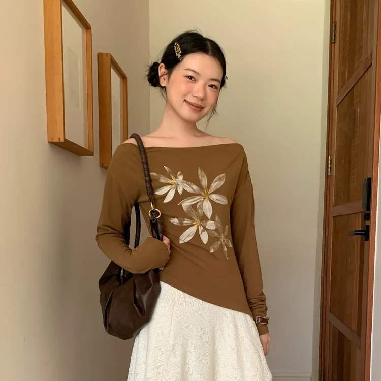 十三行秋季25秋休闲不规则设计斜领露肩印花长袖t恤女F6689