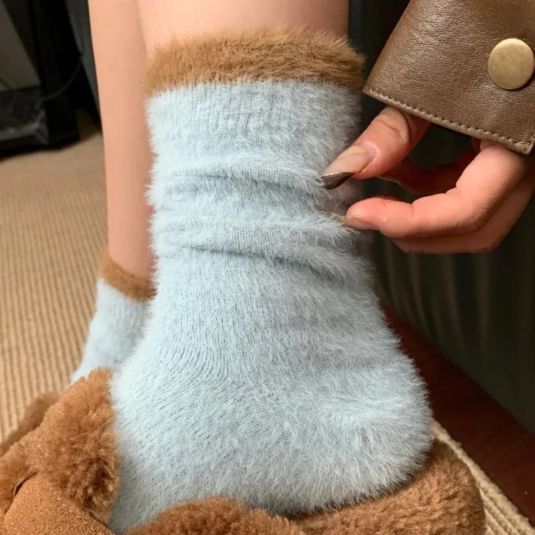 不易掉毛拼色袜子女秋冬加厚水貂绒撞色毛毛袜毛绒居家睡觉地板袜