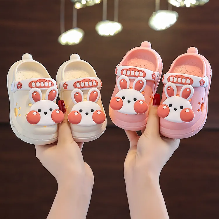 洞洞鞋新款可爱女童家居防滑婴儿外穿软底包头沙滩宝宝凉拖鞋