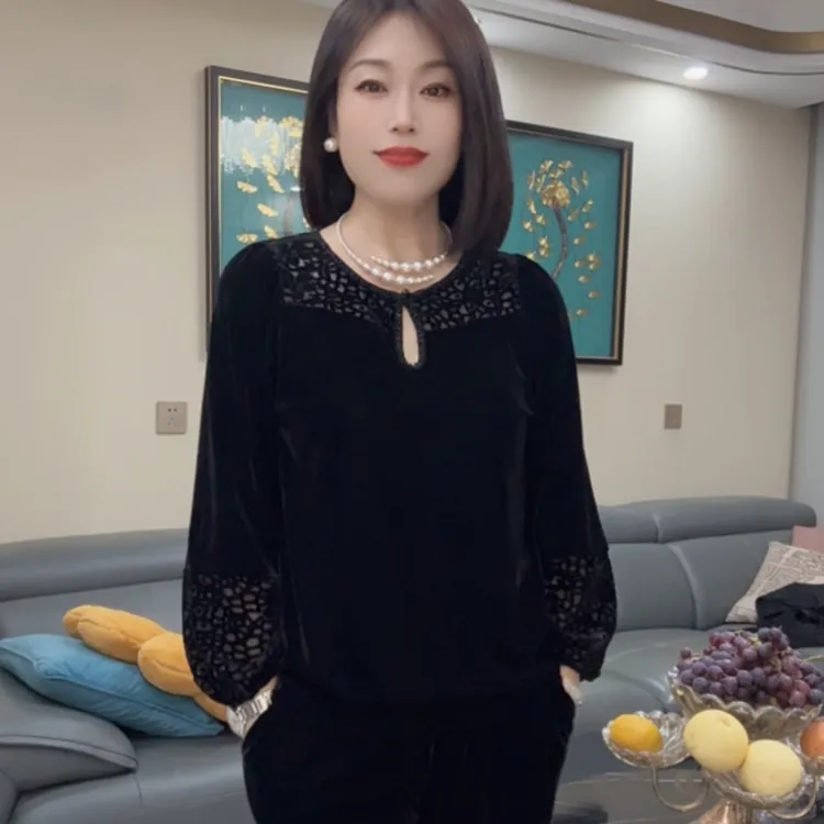 7281秋季新时尚百搭宽松遮肉圆领烧花镂空丝绒长袖上衣