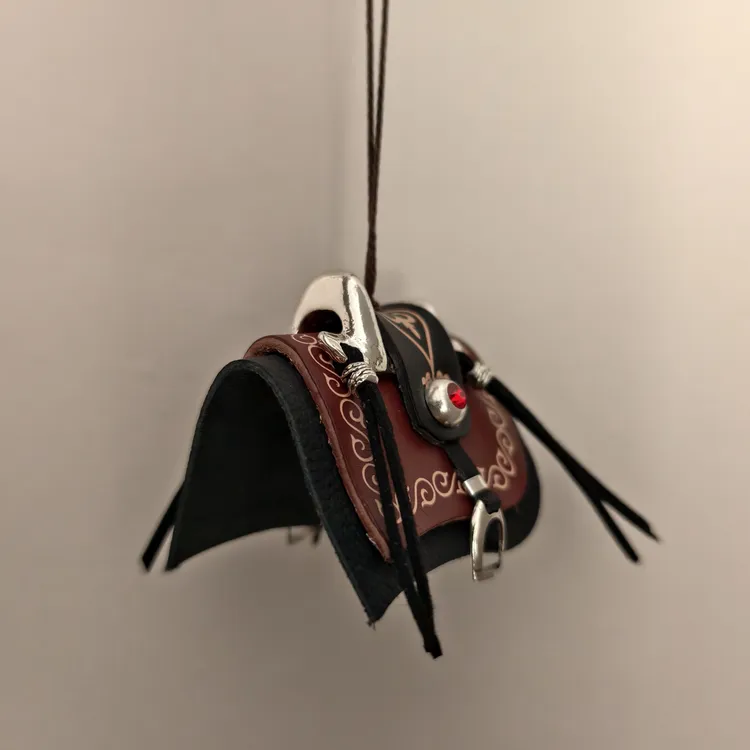 哈萨克柯尔克孜车载黑色ins挂件小马鞍真皮网红高档古风红色印花