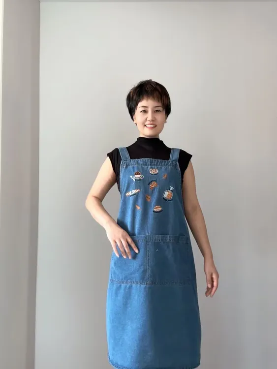 新款水洗牛仔刺绣围裙厨房柔软透气餐饮美甲师奶茶店男女工作服