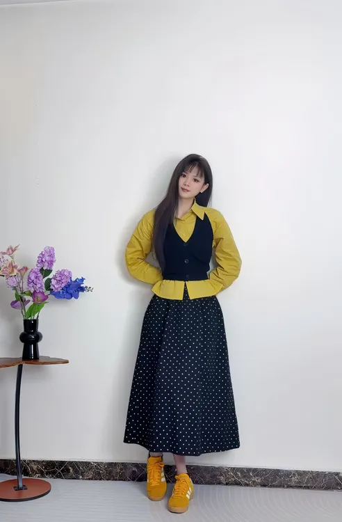 时尚复古吸睛黄黑撞色挂脖针织背心套装女早秋内搭叠穿衬衫三件套