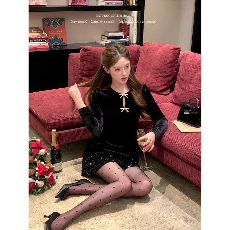 千金风黑色丝绒连衣裙女2025秋冬新款蝴蝶结亮片拼接赫本风小黑裙
