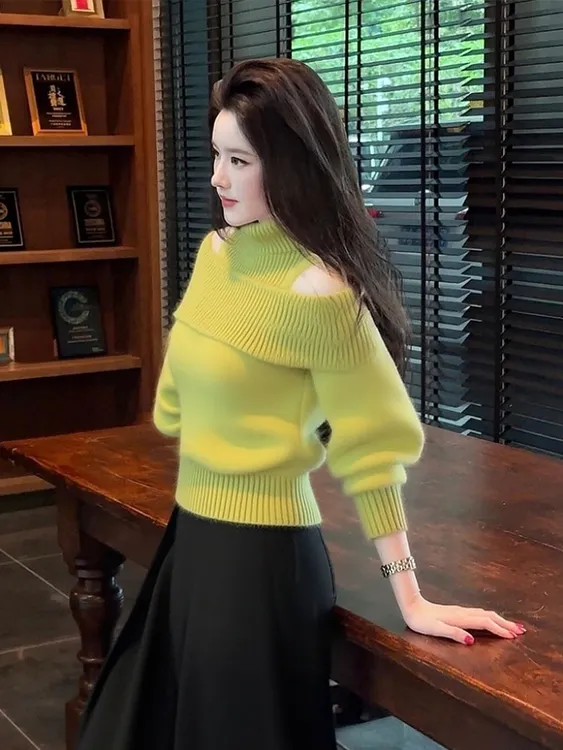2025新款冬季穿搭韩系慵懒高级感针织衫独特绿色露肩毛衣上衣女