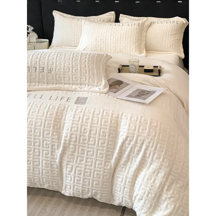 水星高端适用家纺高端刺绣雕花牛奶绒四件套冬天珊瑚绒大牌风白色