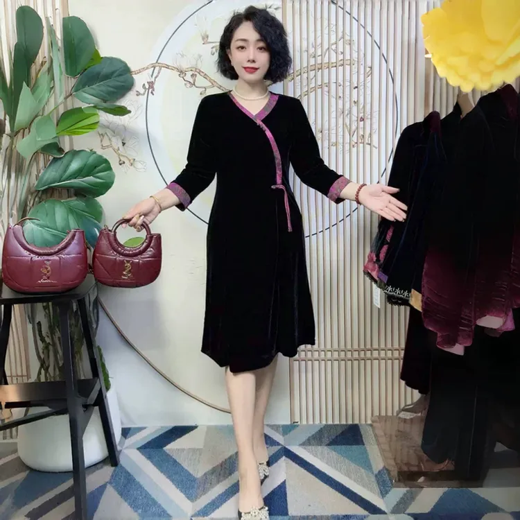 9080阔太太秋装气质中年妈妈丝绒长款国风宽松大码遮肉旗袍连衣裙