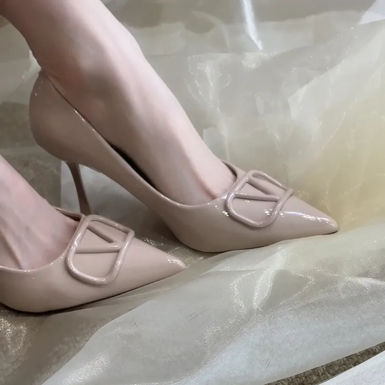 全包v扣低跟名嫒风上班细跟红底高跟鞋女2025尖头百搭女鞋单鞋