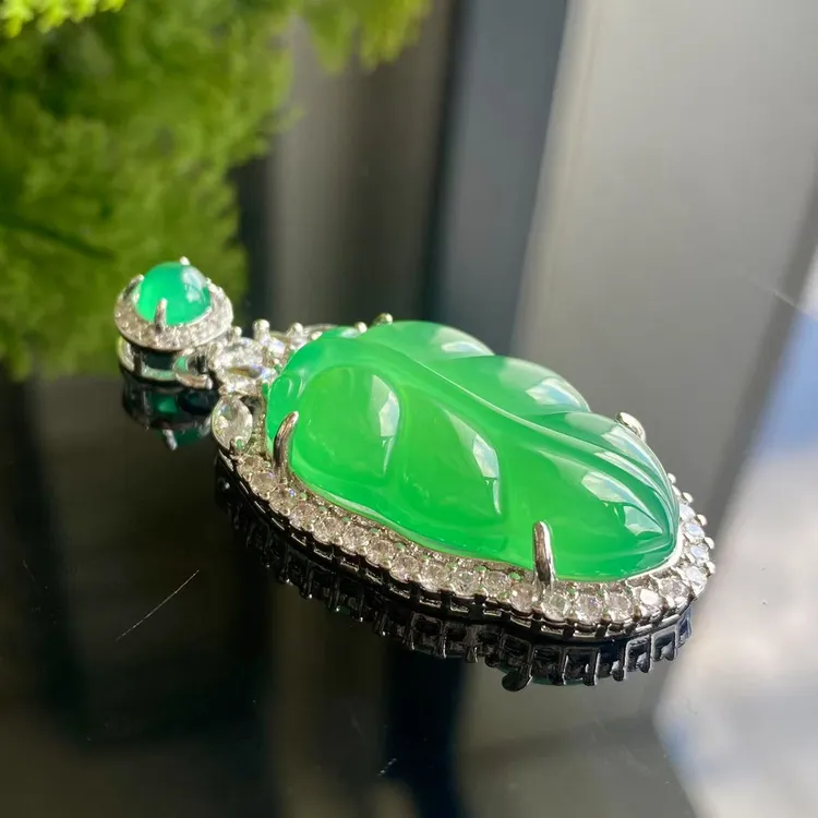 新品-正品天然叶子高档冰透阳绿色气质大女王吊坠轻奢华玉髓吊坠