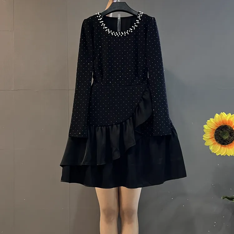 赫本风闪闪亮钻时尚重工圆领钉珠荷叶边拼接收腰显瘦A字小黑裙